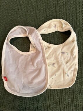NWOT Magnetic Me Baby Bibs Set